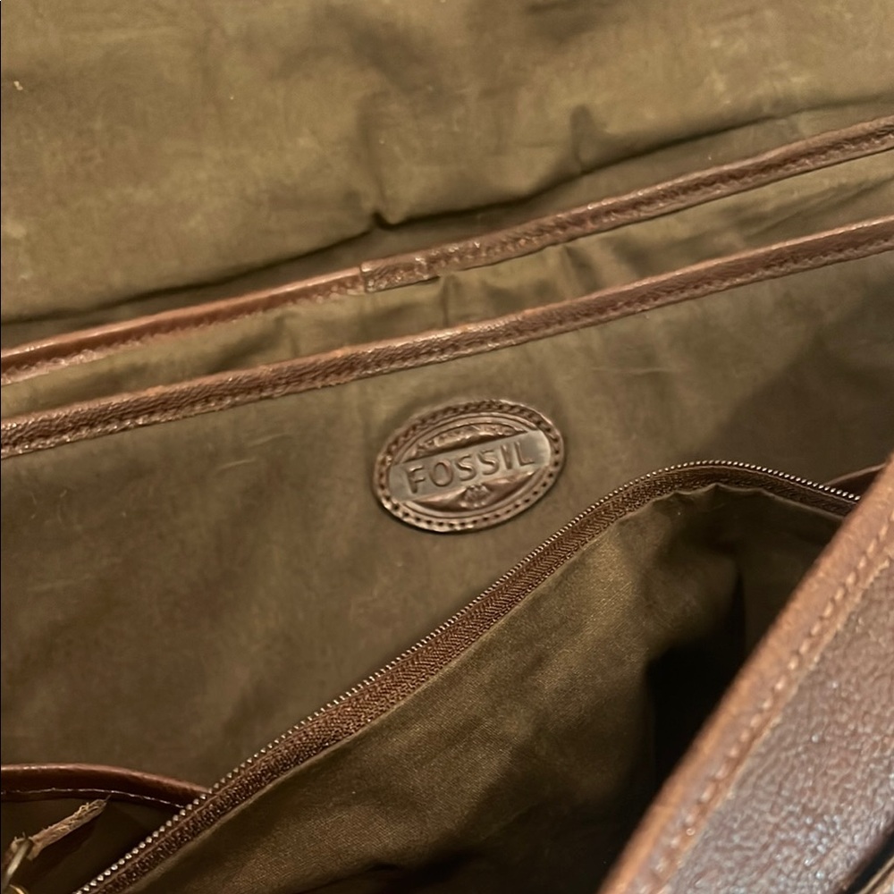 Fossil Brown Leather Messenger Bag with Classic Design - Picture 2 of 9